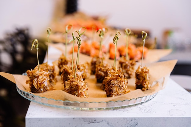 Catering cibo a una festa di nozze Tartine di tonno su spiedini di bambù con trucioli di tonno