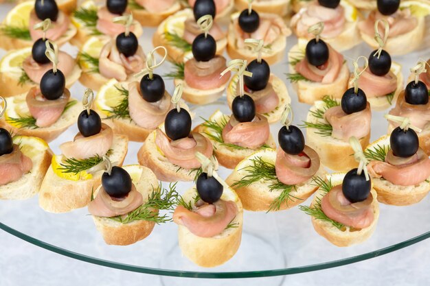 Catering di canape con olive, limone e salmone