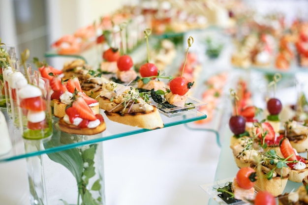 Catering fuori sede tavolo a buffet con vari crostini, panini, hamburger e snack