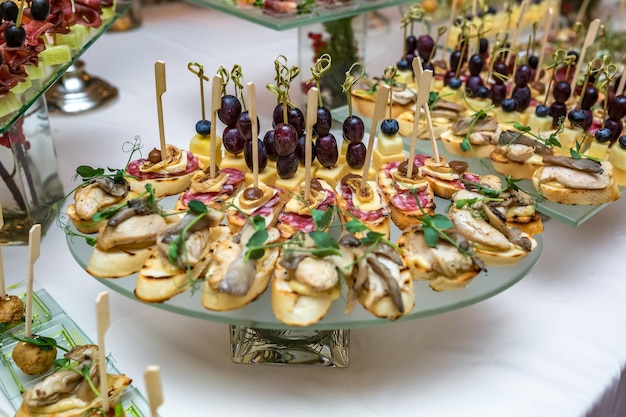 Catering fuori sede tavolo a buffet con vari crostini, panini, hamburger e snack