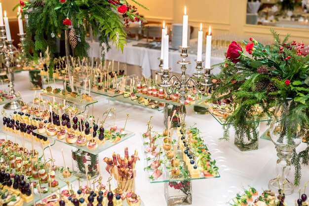 Catering fuori sede tavolo a buffet con vari crostini, panini, hamburger e snack