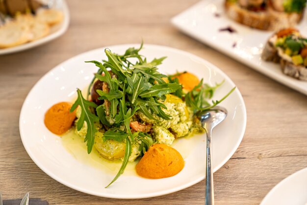 Catering servire la tavola insalate con rucola per le feste