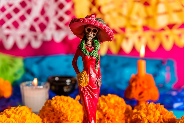 Catrina all'altare, con fiori di cempasuchil e carte tritate, festa dei morti