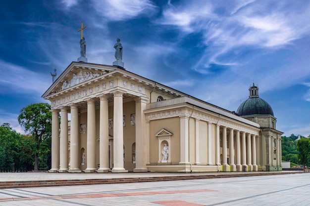 Cattedrale cattolica romana e piazza della cattedrale a Vilnius, Lituania.
