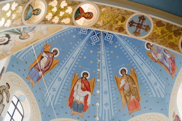 Cattedrale classica della chiesa ortodossa con icone e altare