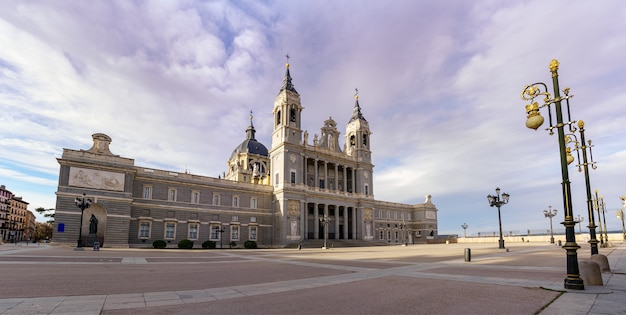 Cattedrale dell'Almudena a Madrid e la sua enorme spianata di fronte con lampioni e cielo blu. Spagna.