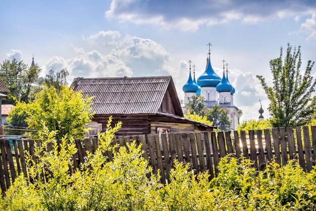 Cattedrale dell'Annunciazione con cupole blu e una casa di tronchi Gorokhovets