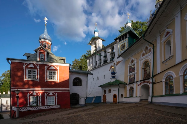 Cattedrale dell'Assunzione Grande campanile e sagrestia nel monastero Pechersky Pechory Pskov regione Russia