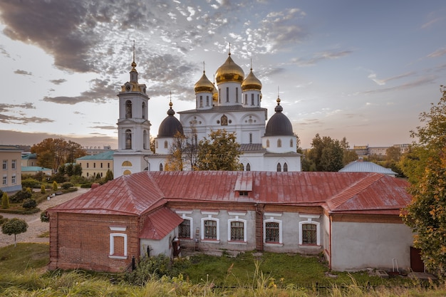 Cattedrale dell'Assunzione nel Cremlino di Dmitrov. Dmitrov Cremlino al tramonto.