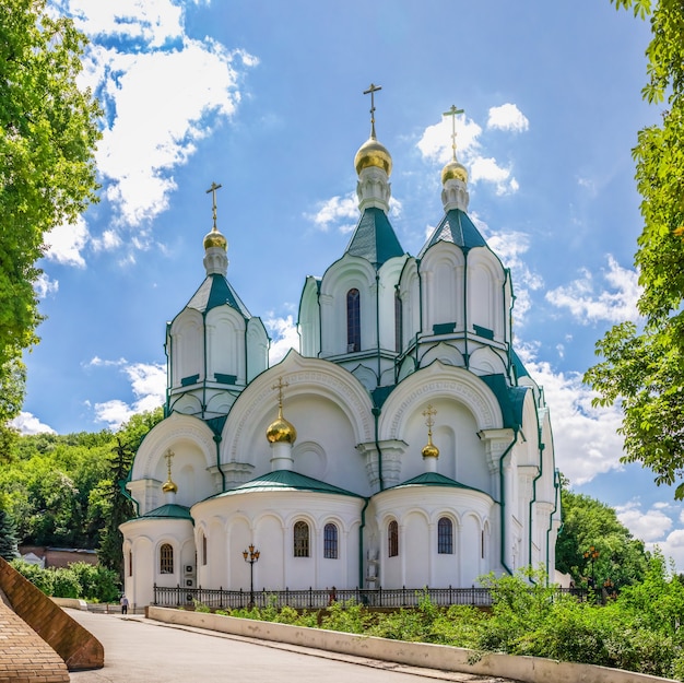 Cattedrale dell'Assunzione sul territorio del Svyatogorsk Lavra in Ucraina, in una soleggiata giornata estiva