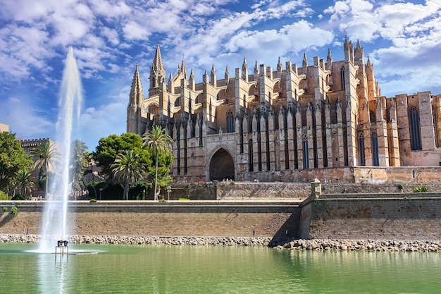 Cattedrale della città di Palma de Mallorca con cielo azzurro e nuvole.