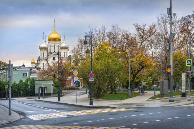 Cattedrale della Natività della Vergine della Concezione Monastero di Mosca da Ostozhenka Street in un autunno nuvoloso mattina