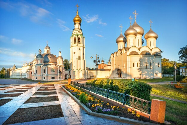 Cattedrale della Resurrezione, campanile e Cattedrale di Santa Sofia al Cremlino nella città di Vologda in una mattinata di inizio estate