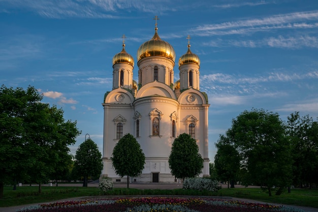 Cattedrale della Santa Grande Martire Caterina all'alba sotto i raggi del sole nascente, Pushkin, San Pietroburgo, Russia