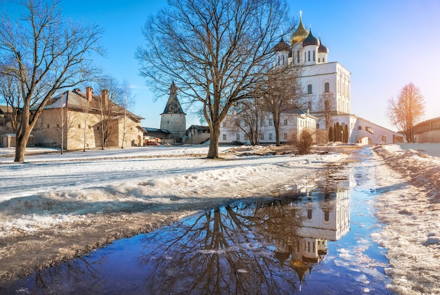 Cattedrale della Trinità del Cremlino di Pskov e il suo riflesso