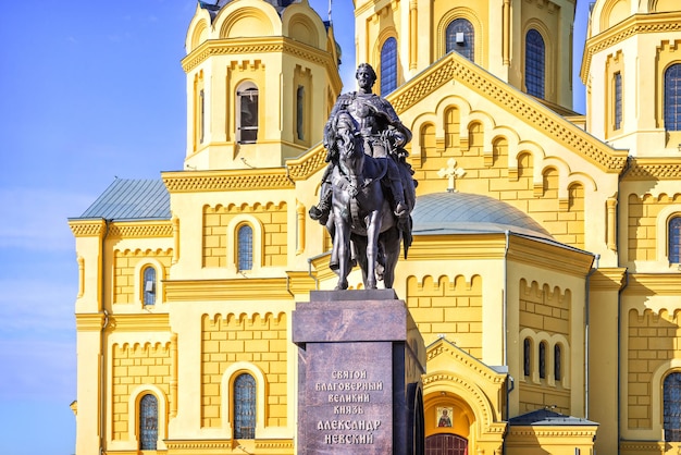 Cattedrale di Alexander Nevsky sulla Strelka e monumento ad Alexander Nevsky Nizhny NovgorodDidascalia Santo Principe Alexander Nevsky