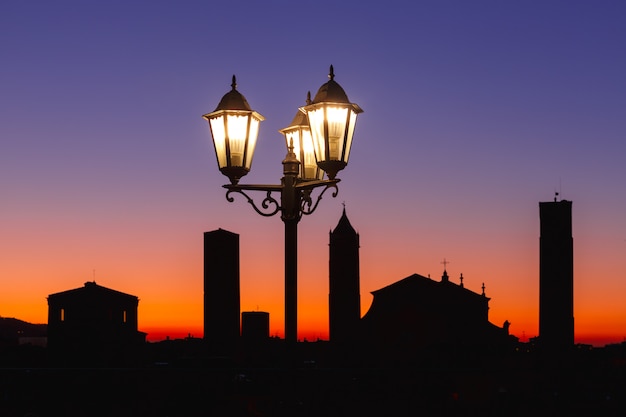 Cattedrale di Bologna e torri del centro storico di Bologna, Italia