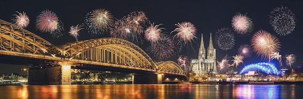 Cattedrale di Colonia e ponte Hohenzollern con fuochi d'artificio il giorno di Capodanno Colonia Germania