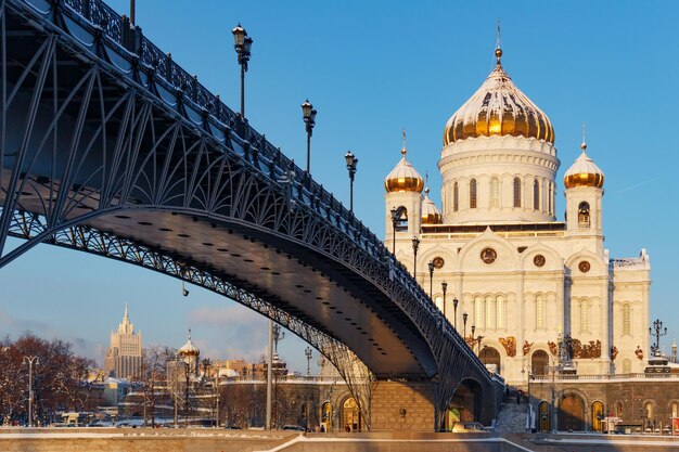 Cattedrale di Cristo Salvatore a Mosca contro il ponte Patriarshiy in inverno