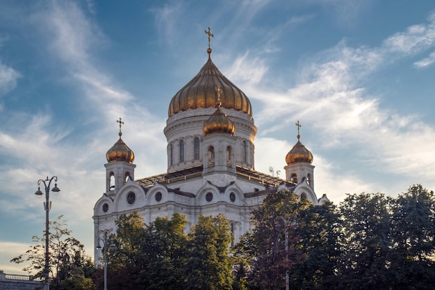 Cattedrale di Cristo Salvatore in una soleggiata giornata estiva. Vista dalla barca da viaggio che viaggia lungo il fiume Moskva. Mosca, Russia, 31 luglio 2021