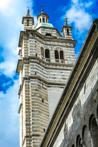 Cattedrale di Genova in Italia. Il Duomo di Genova è una cattedrale cattolica romana dedicata a San Lorenzo ed è la sede dell'Arcivescovo di Genova.