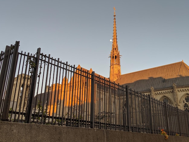 Cattedrale di Grace su Nob Hill circondata da una recinzione di ferro al tramonto