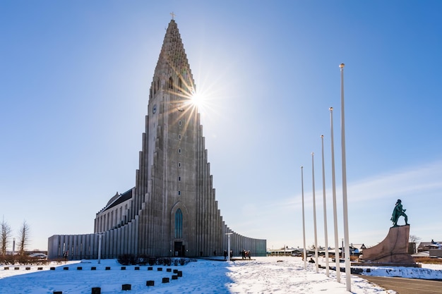 Cattedrale di Hallgrimskirkja a Reykjavik Islanda chiesa parrocchiale luterana esterno in una soleggiata giornata estiva con un cielo blu