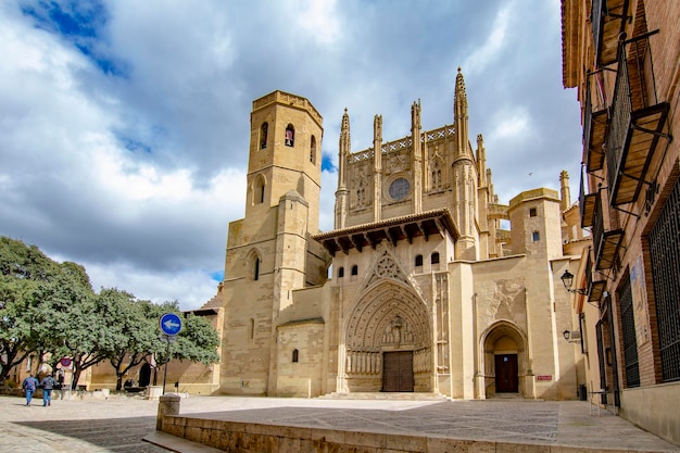 Cattedrale di Huesca in una giornata nuvolosa Aragona Spagna