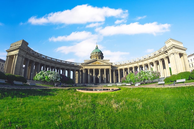 Cattedrale di Kazan con nuvole bianche nel cielo prato d'erba a San Pietroburgo estate lilla Panorama grandangolare