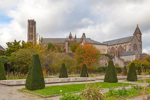 Cattedrale di Limoges e l'abbazia di SainteMarie de la Regle nella città vecchia