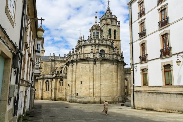 Cattedrale di Lugo e donna anziana che passeggiano per le vie della città. Galizia.