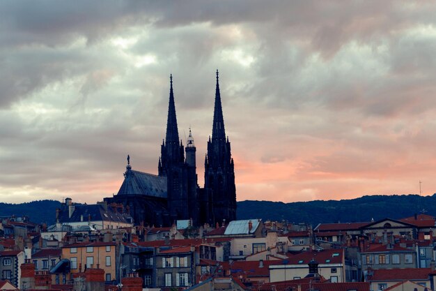 Cattedrale di Nostra Signora dell'Assunzione di Clermont Ferrand al tramonto PuydeDome Francia