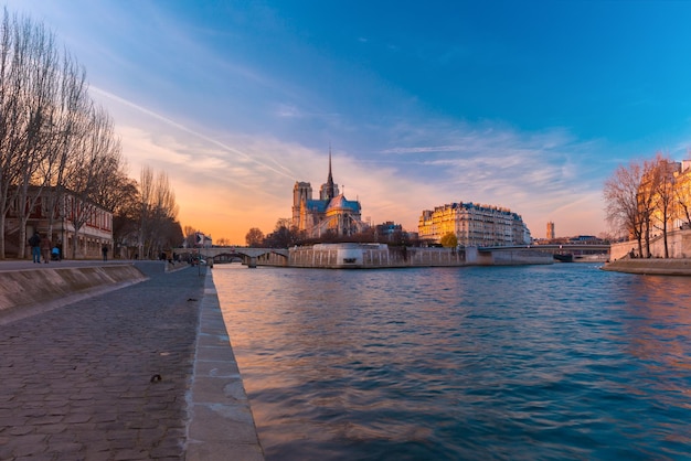 Cattedrale di Notre Dame de Paris al tramonto Francia