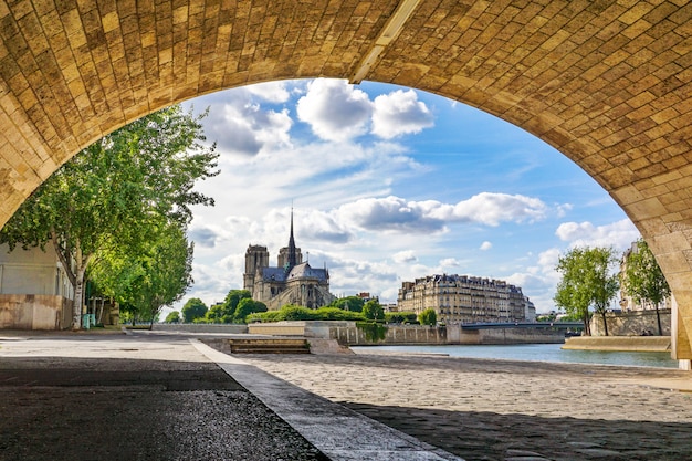 Cattedrale di Notre Dame de Paris sul bel cielo e nuvole.