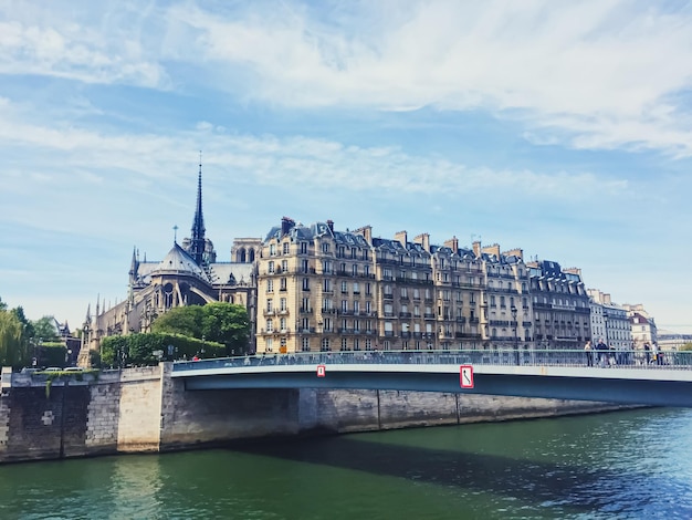 Cattedrale di Notre Dame e famoso punto di riferimento del fiume Senna a Parigi Francia