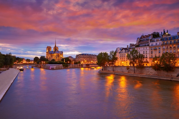 Cattedrale di Notre Dame Tramonto di Parigi alla Senna