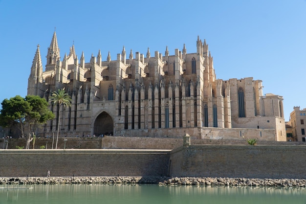 Cattedrale di Palma di Maiorca in una giornata di sole con cieli sereni