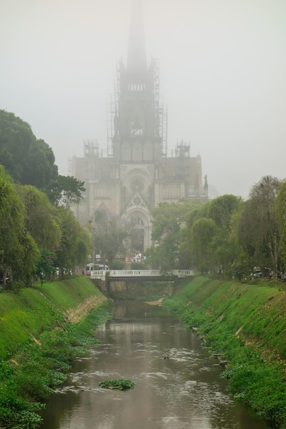 Cattedrale di Petropolis sotto la nebbia Chiesa di San Pietro a Petropolis Rio de Janeiro in Brasile