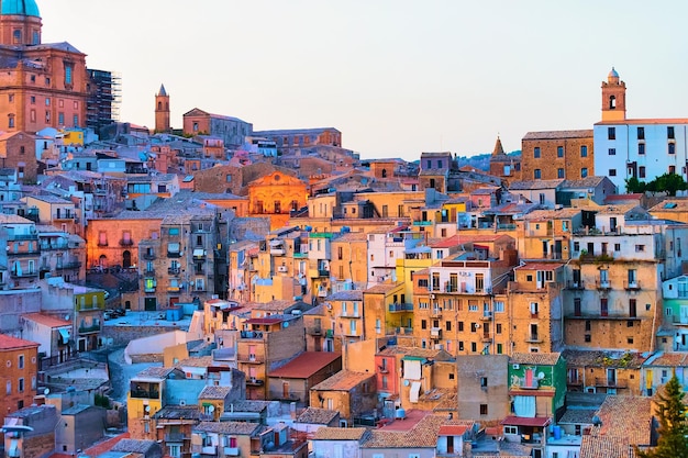 Cattedrale di Piazza Armerina e centro storico, Sicilia, Italia. In serata