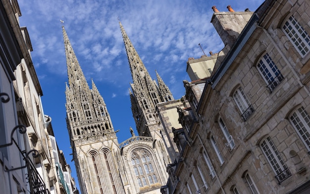 Cattedrale di Saint Corentin vista dalla strada a Quimper, Bretagna, France