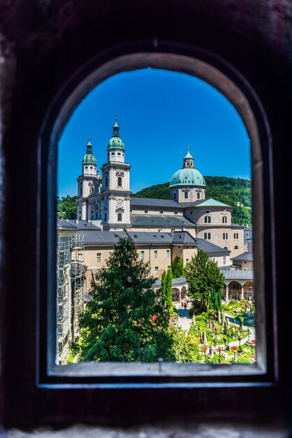 Cattedrale di Salisburgo vista attraverso una finestra