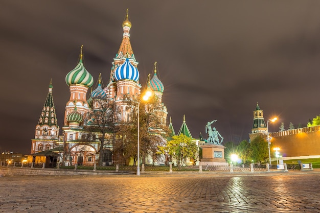 Cattedrale di San Basilio e monumento a Minin e Pozharsky nella Piazza Rossa di notte. Mosca, Russia.