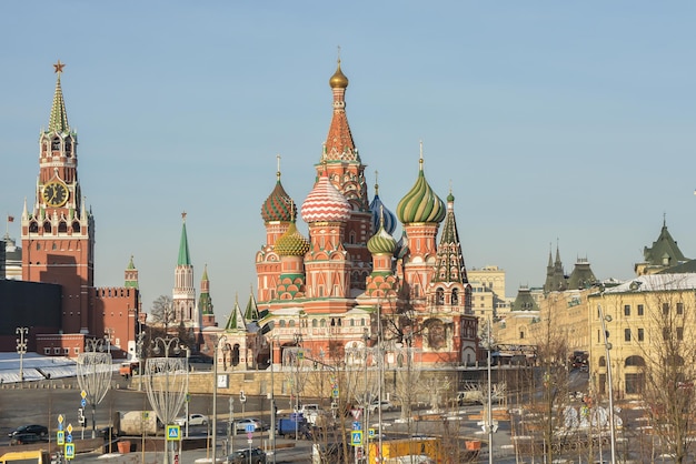 Cattedrale di San Basilio e torre Spasskaya del Cremlino di Mosca