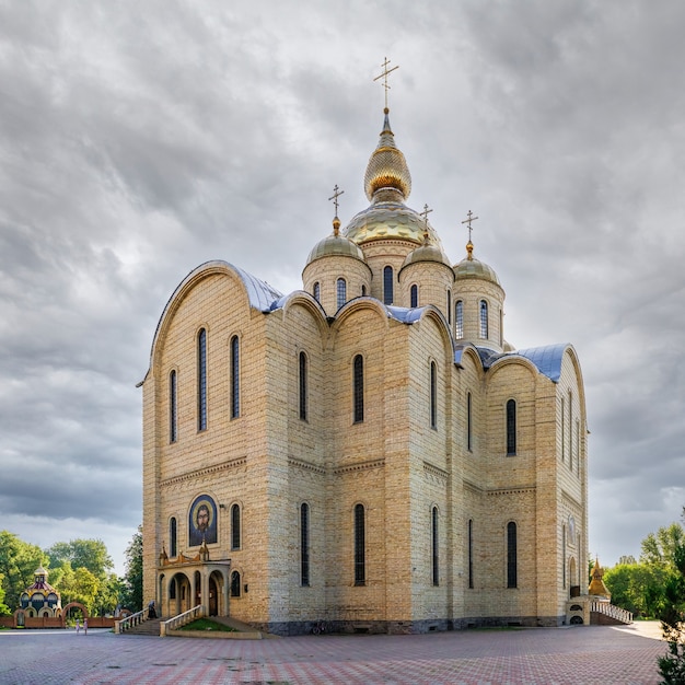 Cattedrale di San Michele a Cherkasy, Ucraina, in una soleggiata mattina d'estate