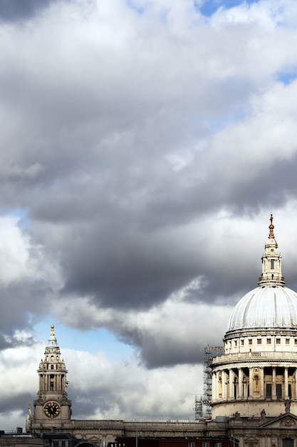 Cattedrale di San Paolo contro il cielo nuvoloso