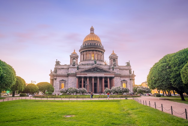 Cattedrale di Sant'Isacco a San Pietroburgo, Russia al crepuscolo