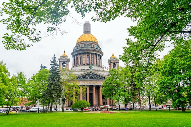 Cattedrale di Sant'Isacco in giornata di sole a San Pietroburgo, Russia.