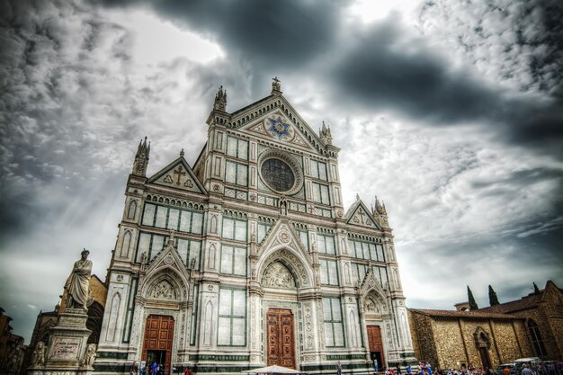 Cattedrale di Santa Croce sotto un cielo drammatico a Firenze Italia