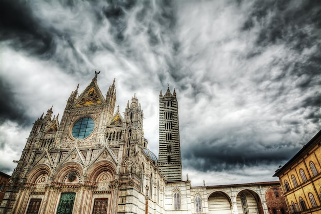 Cattedrale di Santa Maria Assunta a Siena sotto un cielo drammatico Elaborato per l'effetto di mappatura dei toni hdr