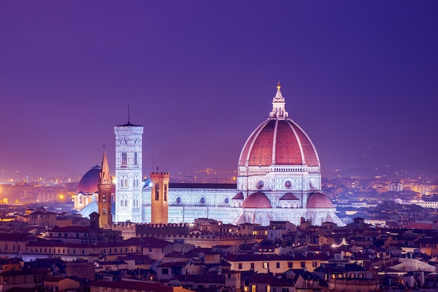 Cattedrale di Santa Maria del Fiore di notte Basilica di Santa Maria del Fiore in Toscana Firenze Italia Viaggi all'aperto sfondo turistico